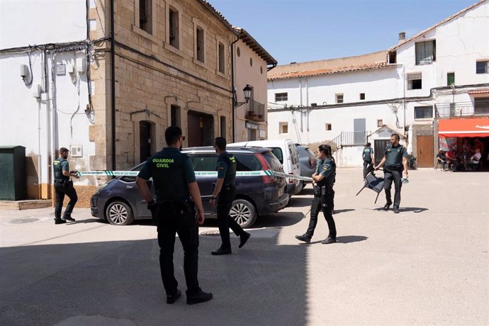 Agentes de la Guardia Civil acordonan el coche donde estuvo una de las víctima en Castellote, Teruel.