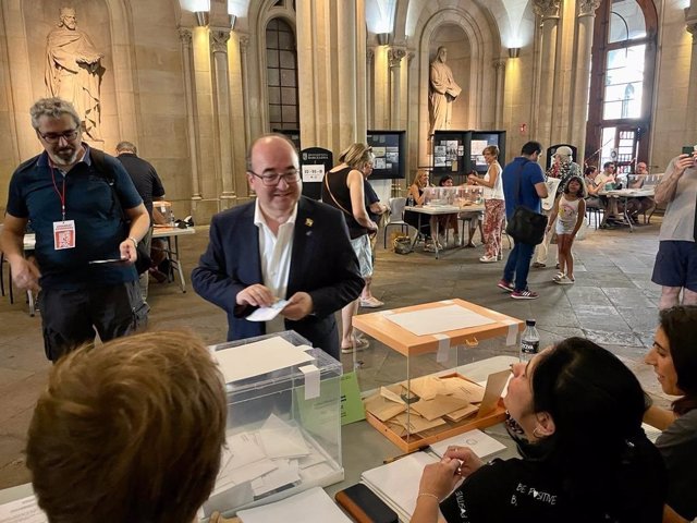 El número 2 del PSC al Congrés per Barcelona i ministre de Cultura i Esport, Miquel Iceta, vota en les eleccions generals del 23-J