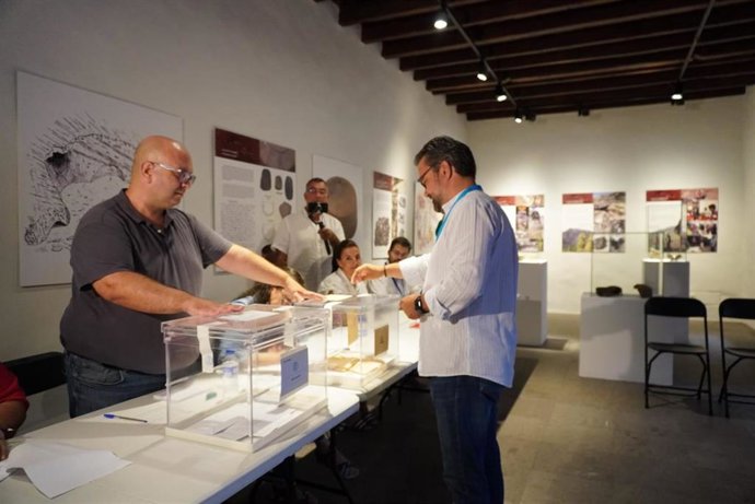 El candidato número dos del Partido Popular al Congreso de los Diputados por la provincia de Santa Cruz de Tenerife, Asier Antona, ejerce su derecho al voto