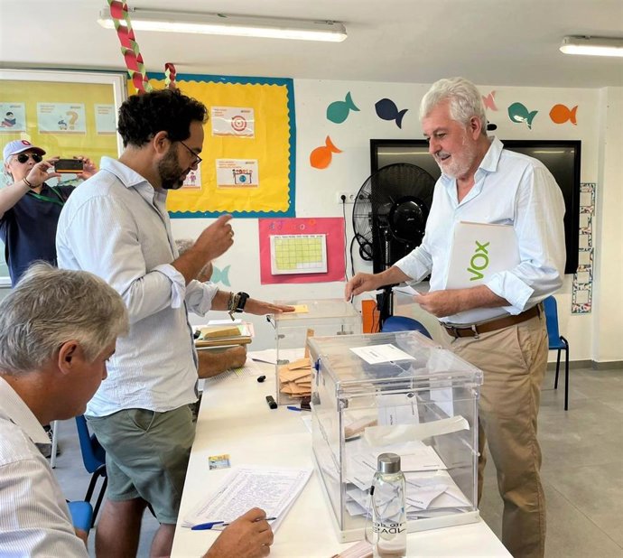 El cabeza de lista de Vox al Congreso por La Rioja, Jorge Cutillas, depositando su voto esta mañana