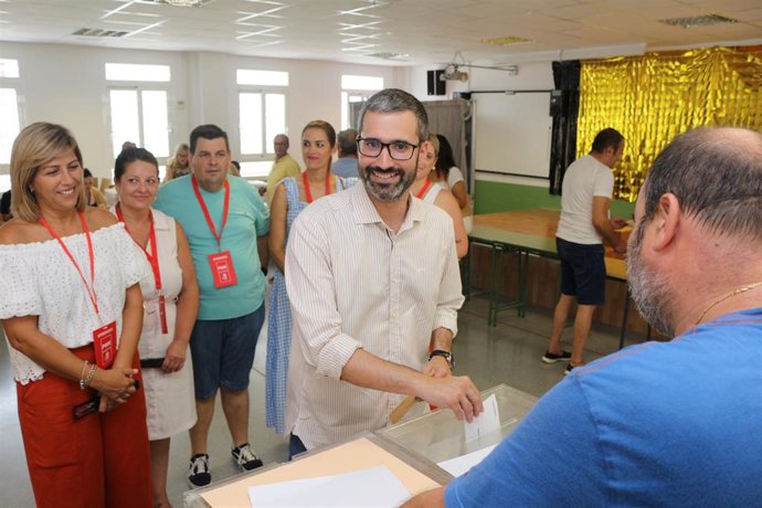 El candidato del PSOE al Congreso por Murcia, Francisco Lucas, ejerce su derecho a voto este 23J