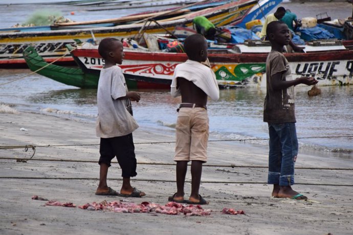 Archivo - August 30, 2019, Banjoul, Munich, Gambia: Women, children and men in the streets of the Gambian capital of Banjoul in West Africa.