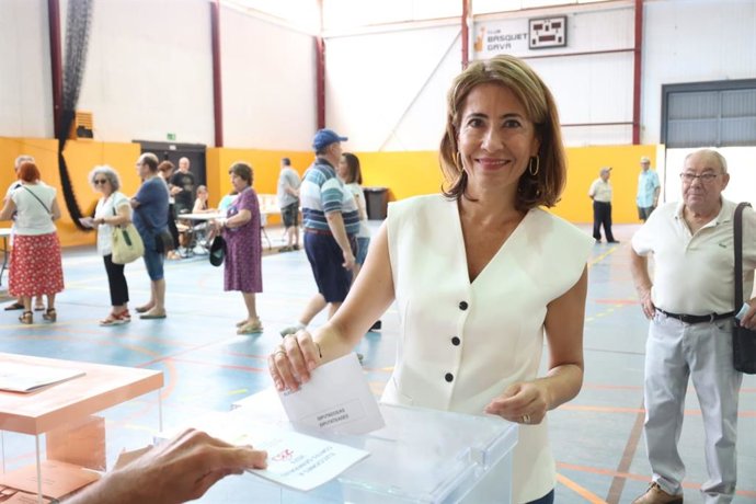 La ministra de Transportes, Movilidad y Agenda Urbana y número 3 de la lista del PSC en Barcelona en las elecciones del 23J, Raquel Sánchez, vota en las elecciones generales del 23 de julio.