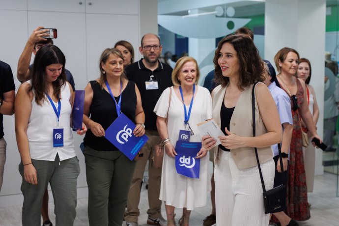 La presidenta de la Comunidad de Madrid y presidenta del PP de Madrid, Isabel Díaz Ayuso ejerce su derecho a voto para las elecciones generales en el Colegio La Inmaculada Marillac