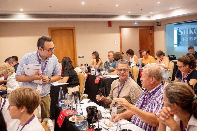 Santa Cruz de Tenerife acogió el pasado 21 y 22 de julio el Seminario de Actualización para Profesionales de la Cata de Vinos de las Islas Canarias, una formación promovida por la Cátedra de Agroturismo y Enoturismo de Canarias