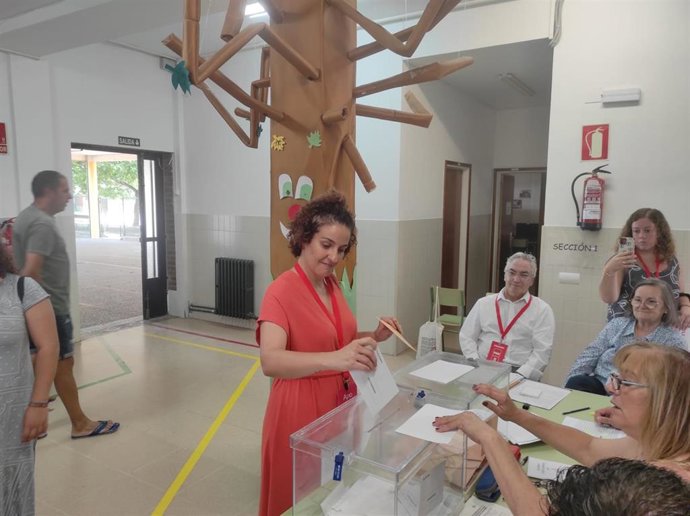 La cabeza de lista al Senado por Sumar La Rioja, Eunate García, ejerce su derecho a voto