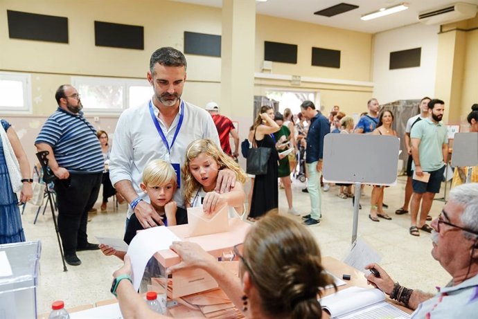 El consejero de Sostenibilidad, Medio Ambiente y Economía azul y portavoz de la Junta, Ramón Fernández-Pacheco, ejerce su derecho al voto en el colegio Freinet de Almería