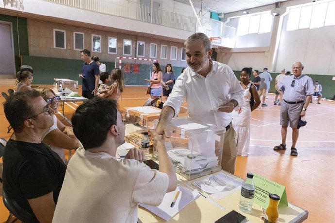 El alcalde de Barcelona, Jaume Collboni, vota en las elecciones generales.