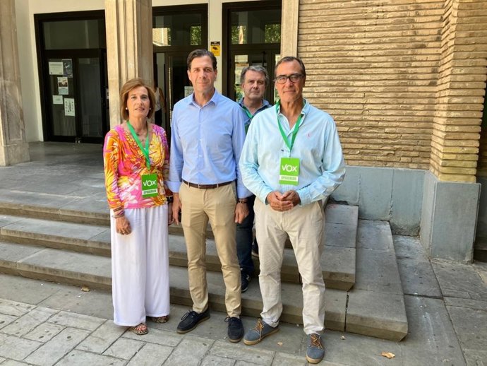 El candidato de VOX al Congreso por Zaragoza, Pedro Fernández, en el colegio electoral IES Virgen del Pilar.