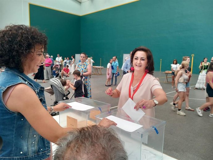 La cabeza de lista del PSOE de La Rioja al Senado, Concha Andreu, ejerce su derecho a voto