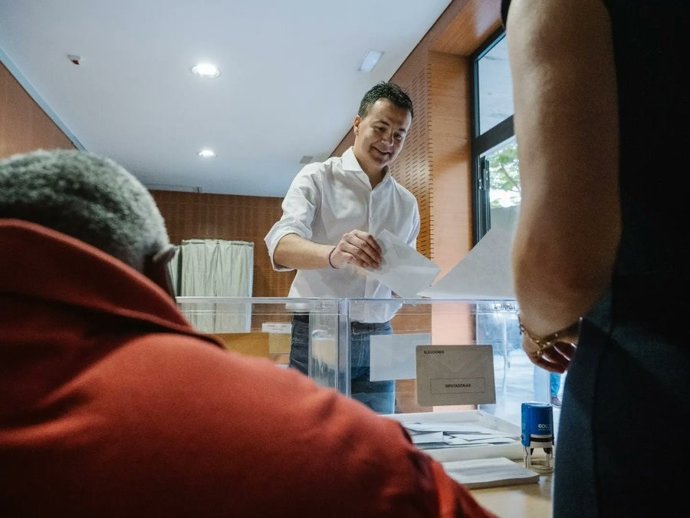 El candidato del PSOE al Congreso de los Diputados por la provincia de Santa Cruz de Tenerife y ministro de Industria, Comercio y Turismo, Héctor Gómez, ejerce su derecho al voto