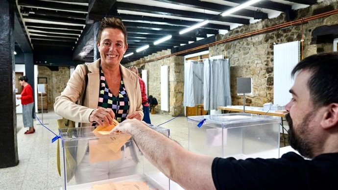Bel Pozueta, de EH Bildu, votando en Alsasua.
