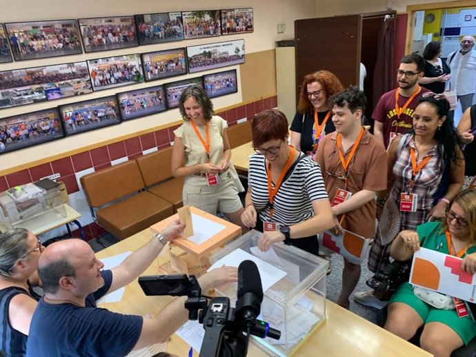 La cabeza de lista de Compromís-Sumar al Congreso por Valencia, gueda Micó, vota el 23J