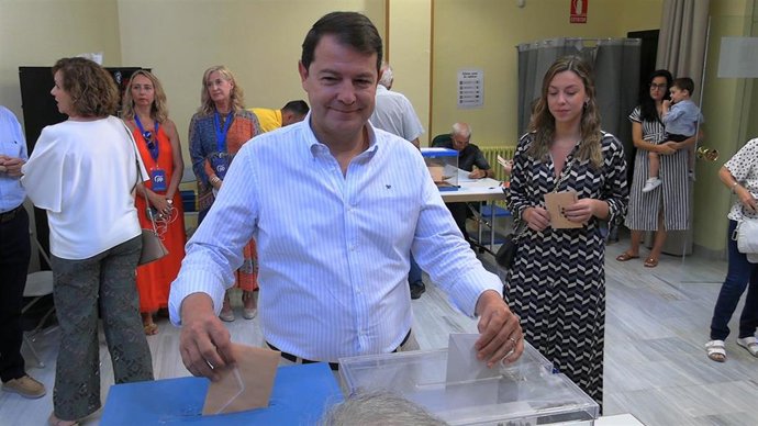 El presidente del Partido Popular de Castilla y León, Alfonso Fernández Mañueco, vota en Salamanca.