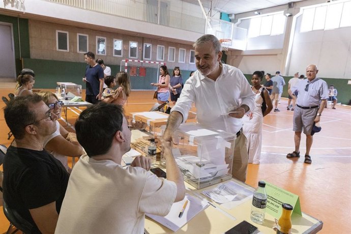 L'alcalde de Barcelona, Jaume Collboni, vota en les eleccions generals del 23-J