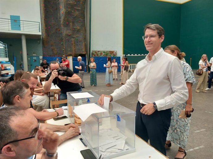 El presidente del Gobierno de La Rioja, Gonzalo Capellán, vota en el polideporitvo de Las Gaunas