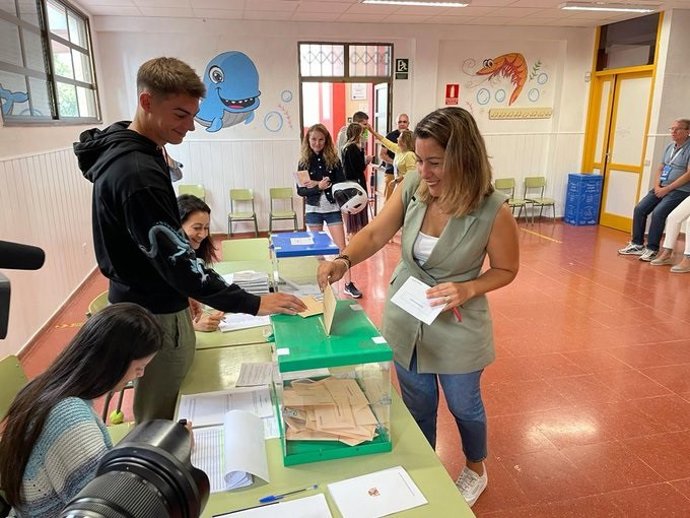 La candidata del PSOE al Congreso de los Diputados por la provincia de Santa Cruz de Tenerife, Alicia Álvarez, ha pedido a la ciudadanía que acuda a las urnas de forma masiva tras ejercer su derecho al voto