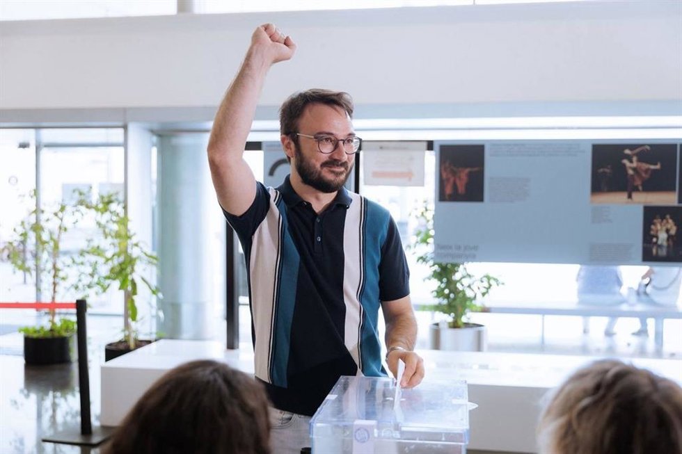 Albert Botran (CUP) votando en el Institut del Teatre (Barcelona).
