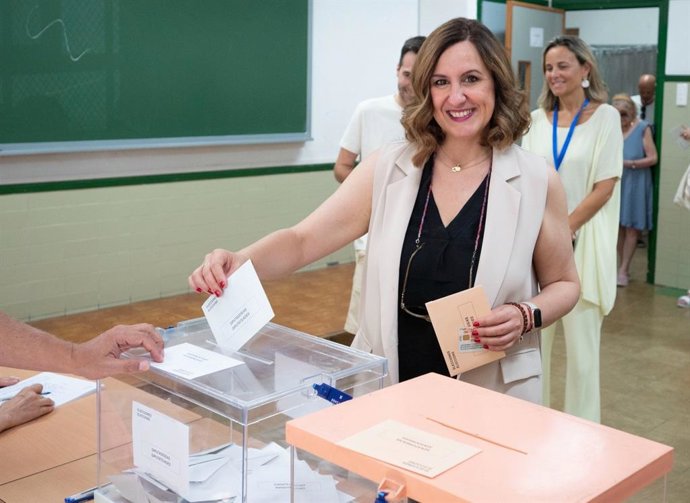 La alcaldesa de Valncia, María José Catalá, vota el 23J