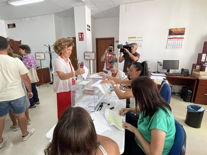 La secretaria general del PSOE de Huelva y candidata número uno al Senado, María Eugenia Limón, ejerce su derecho al voto