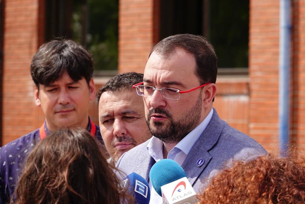 Adrián Barbón atiende a los medios tras votar en Laviana.