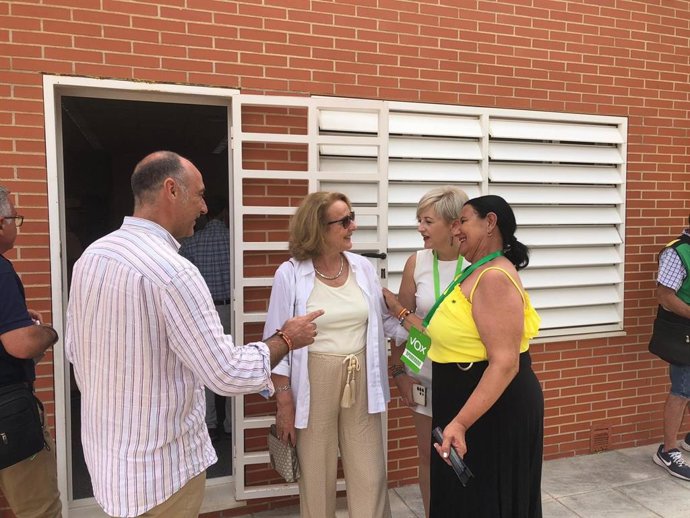 La candidata de Vox al Congreso por Murcia, Louerdes Méndez, acompaña a su compañero, el candidato al Senado, José Francisco Garre , a ejercer su derecho a voto