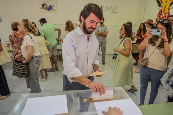 El vicepresidente de la Junta, Juan García-Gallardo, ejerce su derecho a voto en Burgos.