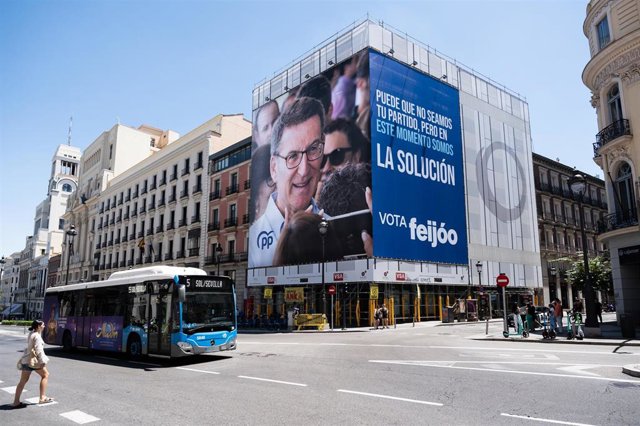 Una lona colgada por parte del PP, a 14 de julio de 2023, en Madrid (España). El Partido Popular ha colgado una lona en un edificio del centro de Madrid en el que apela al voto útil a su candidato, Alberto Núñez Feijóo.