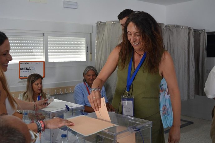 Loles López ejerce su derecho al voto en Valverde del Camino (Huelva)