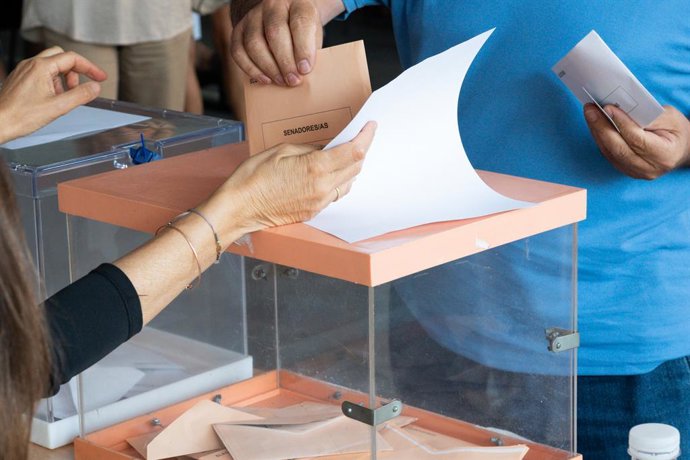 Una persona exerceix el seu dret a vot durant les eleccions generals