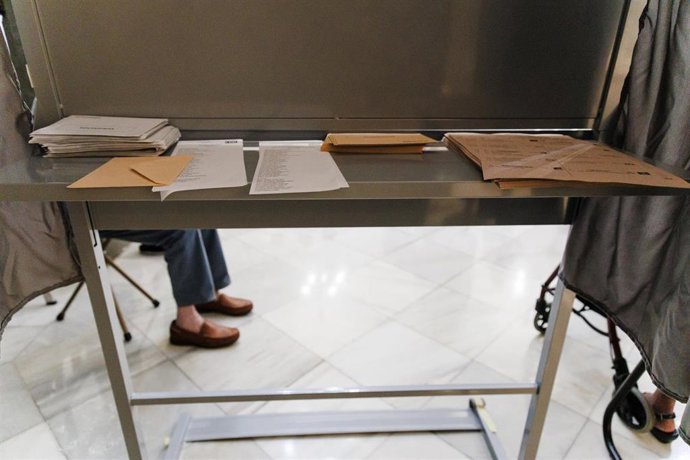 Cabina electoral durante las elecciones generales.