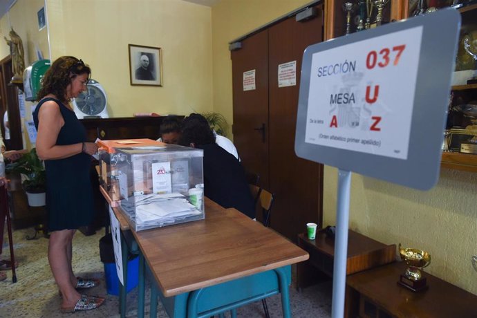 Una persona ejerce su derecho a voto durante las elecciones generales de este domingo.