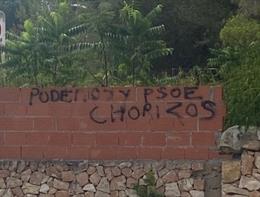 Pintada aparecida frente a un colegio electoral.