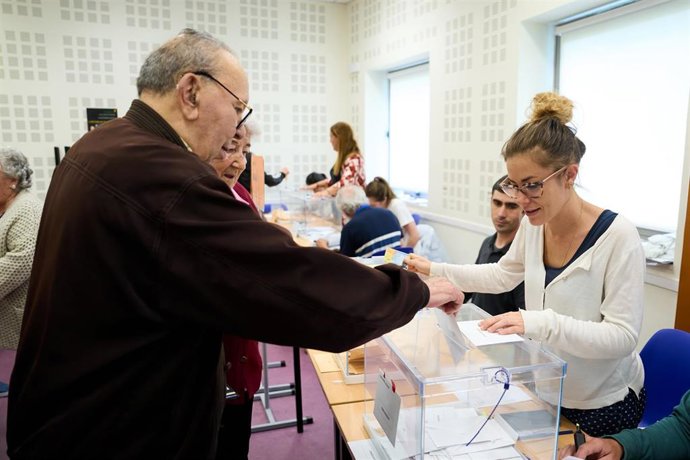 Archivo - Una persona ejerce su derecho al voto en el conservatorio de música Jesús de Monasterio en las pasadas elecciones de mayo