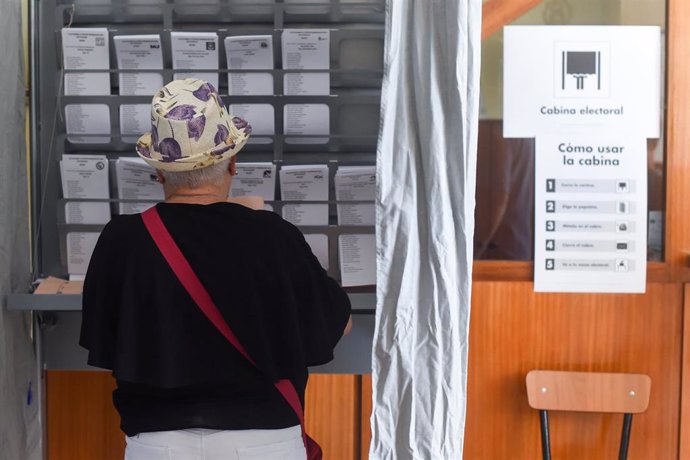 Una persona se prepara para ejercer su derecho a voto durante las elecciones generales de este domingo.
