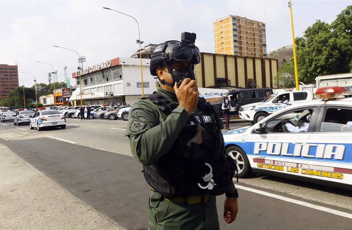 Archivo - April 7, 2022, Valencia, Carabobo, Venezuela: April 07, 2022. Members of the security corps  Bolivarian National Guard during the beginning of the security operation Easter Week 2022, which took place in the north Bolivar avenue in the city of
