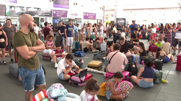 Quejas por "falta de información" y "cabreo" entre afectados por la suspensión de trenes