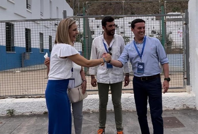 El presidente del Partido Popular de Almería, Javier A. García, en Mojácar junto al alcalde Francisco García y la candidata número uno al Congreso, Maribel S. Torregrosa.