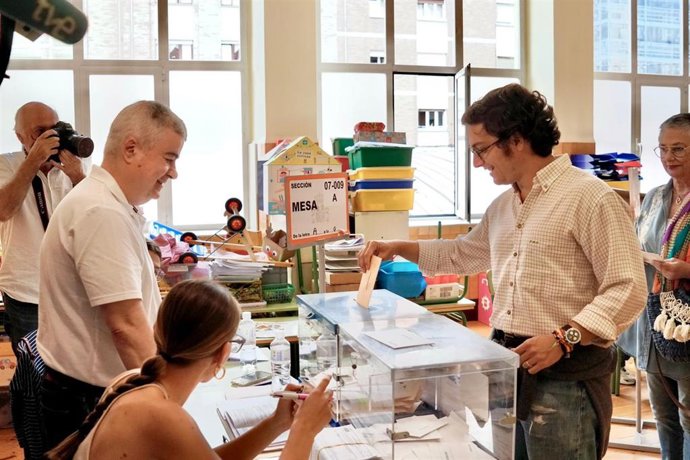 José María Figaredo votando.