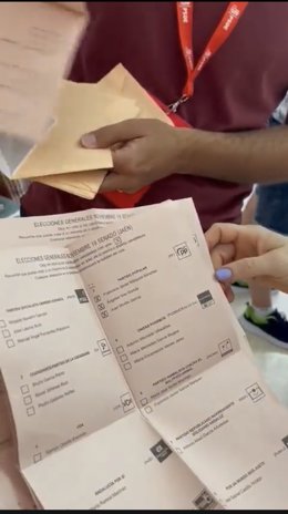 Papeletas del Senado marcadas a favor del PP en Los Villares