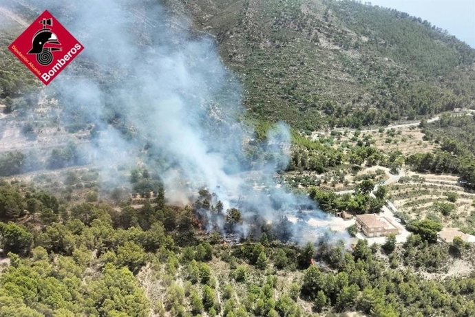 Controlado un incendio en Finestrat que quema 0,3 hectáreas y obliga a activar la situación 1 del PEIF