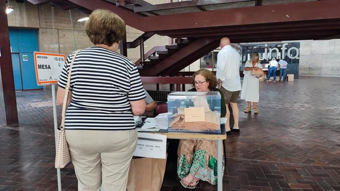 Una mujer vota en un colegio de Oviedo.