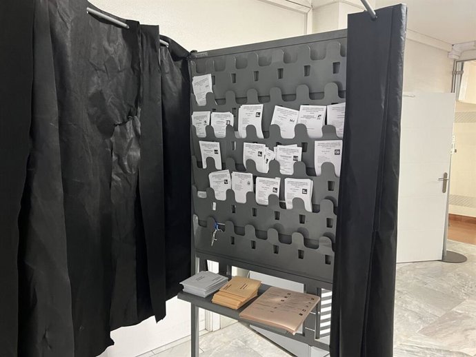 Cabina con papeletas para las votaciones.