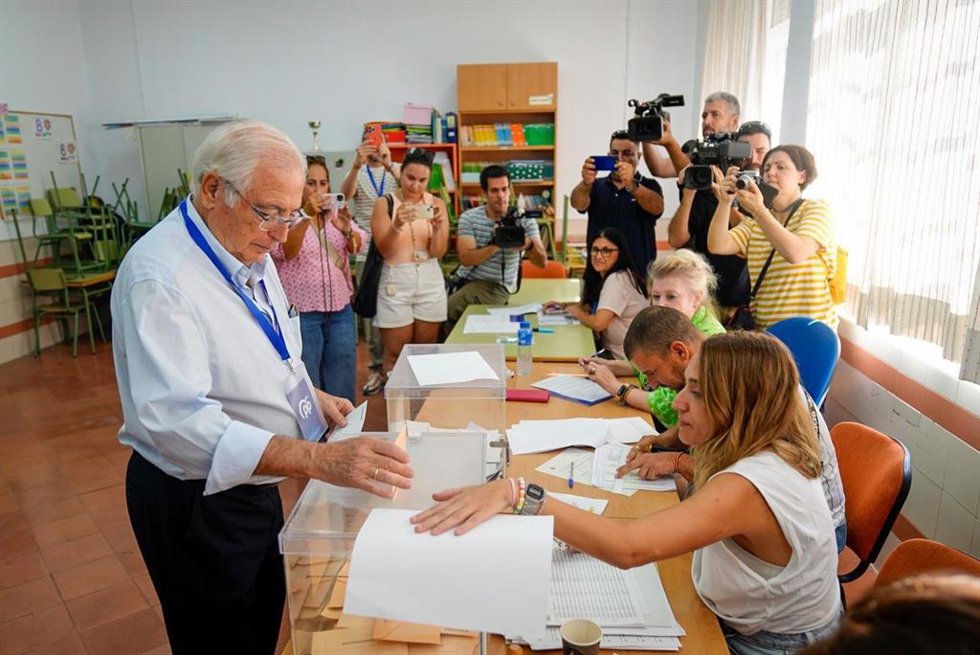 El presidente de Melilla, Juan José Imbroda (PP),  ejerce su derecho al voto