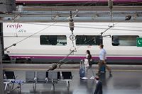 Renfe desplaza en buses y trenes vía convencional a 5.000 clientes afectados por la suspensión de trenes en València