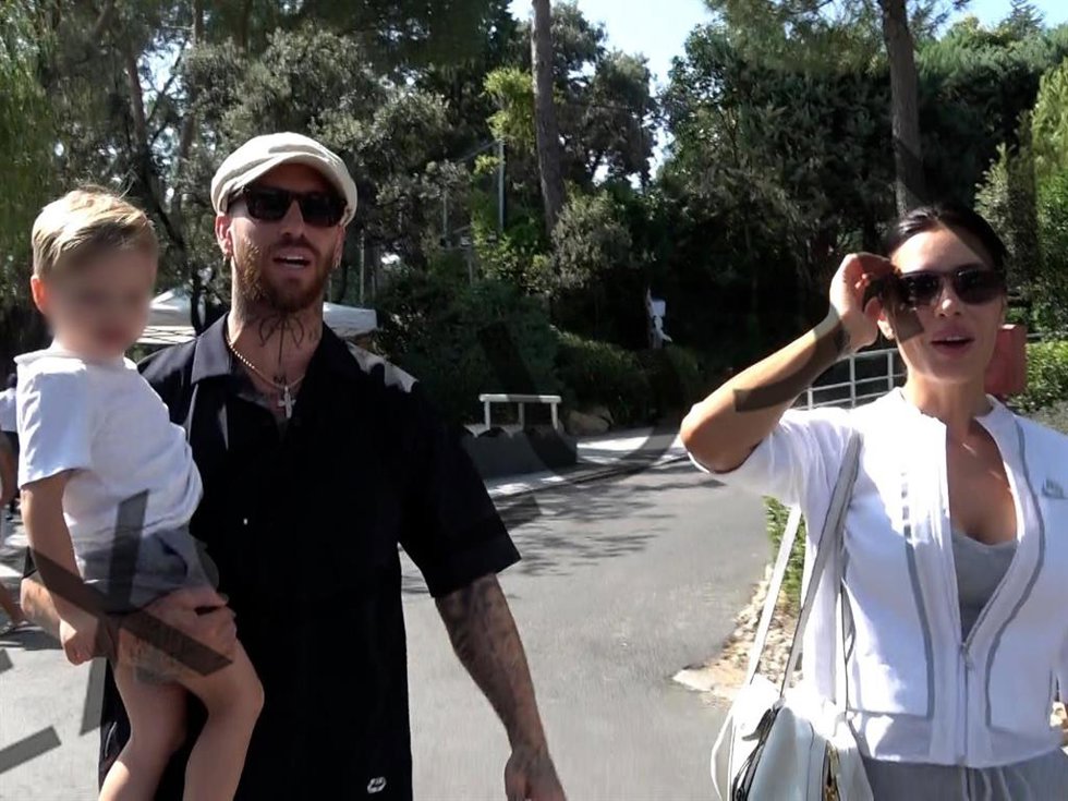 Sergio Ramos y Pilar Rubio acuden al colegio electoral junto a uno de sus hijos