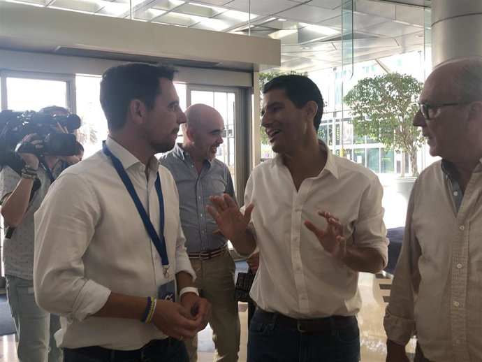 El candidato del PP al Congreso por Barcelona, Nacho Martín Blanco, junto al presidente del PP de Barcelona, Manu Reyes