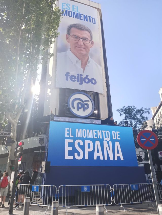 Los operarios ultiman el balcón de Génova, símbolo de las victorias electorales del PP, ante las generales del 23 de julio. En Madrid, 23 de julio de 2023.