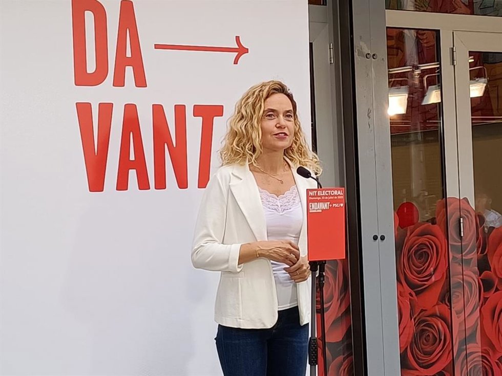 La candidata del PSC al Congreso por Barcelona, Meritxell Batet, en declaraciones a los periodistas a su llegada a la sede del partido para seguir la noche electoral.