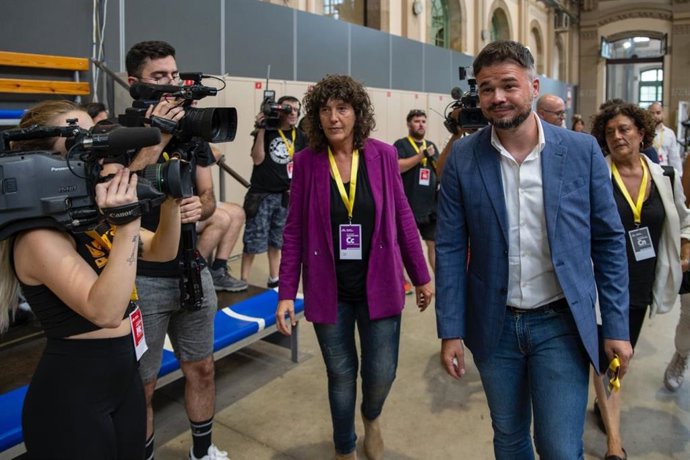 Los candidatos de ERC al Congreso por Barcelona Teresa Jord y Gabriel Rufián